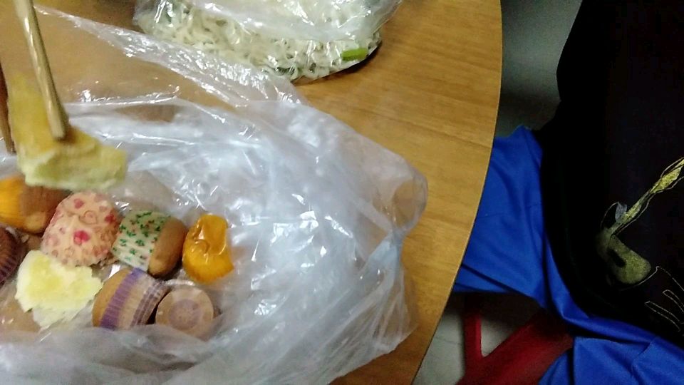 小伙吃夜宵了,蛋糕、炒面真美味!