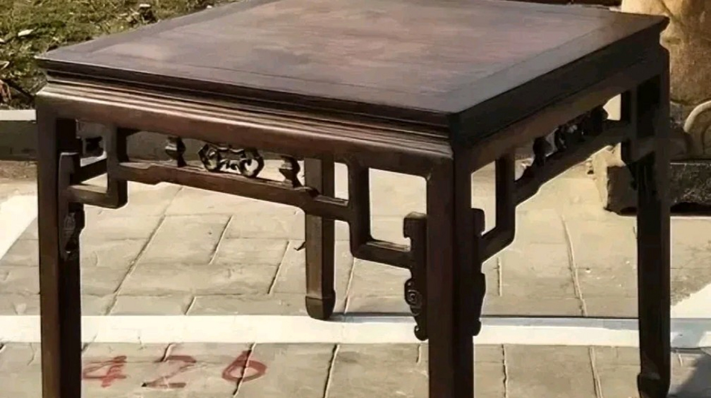 家里乔迁新居,祖上留下的老式桌子,我劝父亲把那张笨重的老式八仙桌