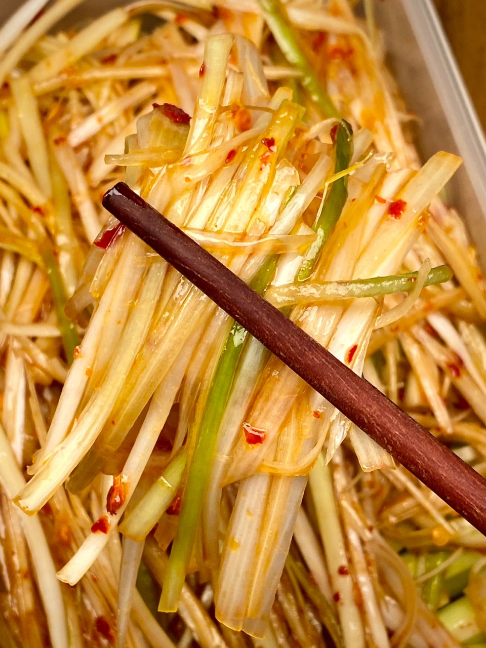 今天给大家分享的是凉拌葱丝,家里掌勺的一定要做这个,味道真的太绝了