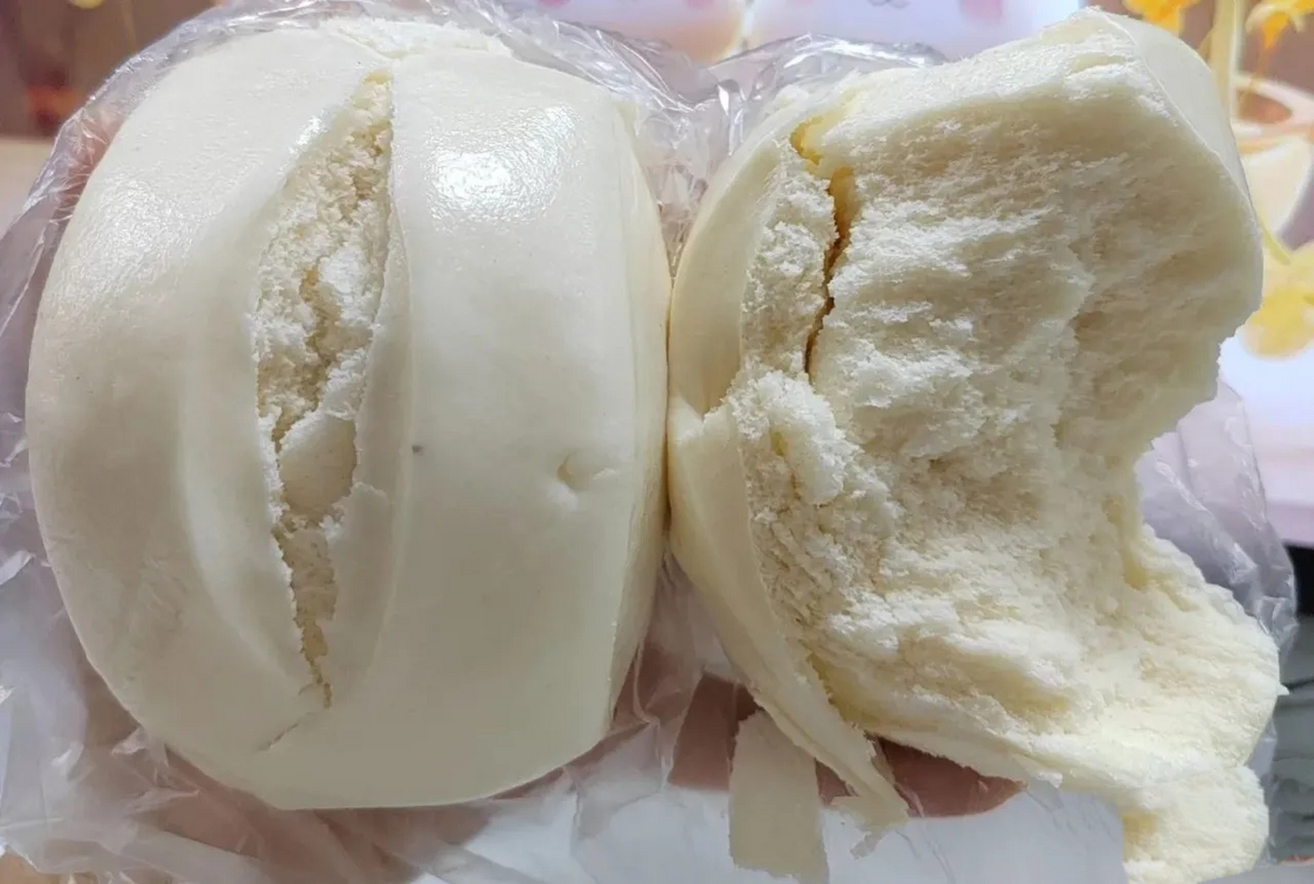 正啃馒头呢,同事过来看到了,说:吃的什么,面包呀?