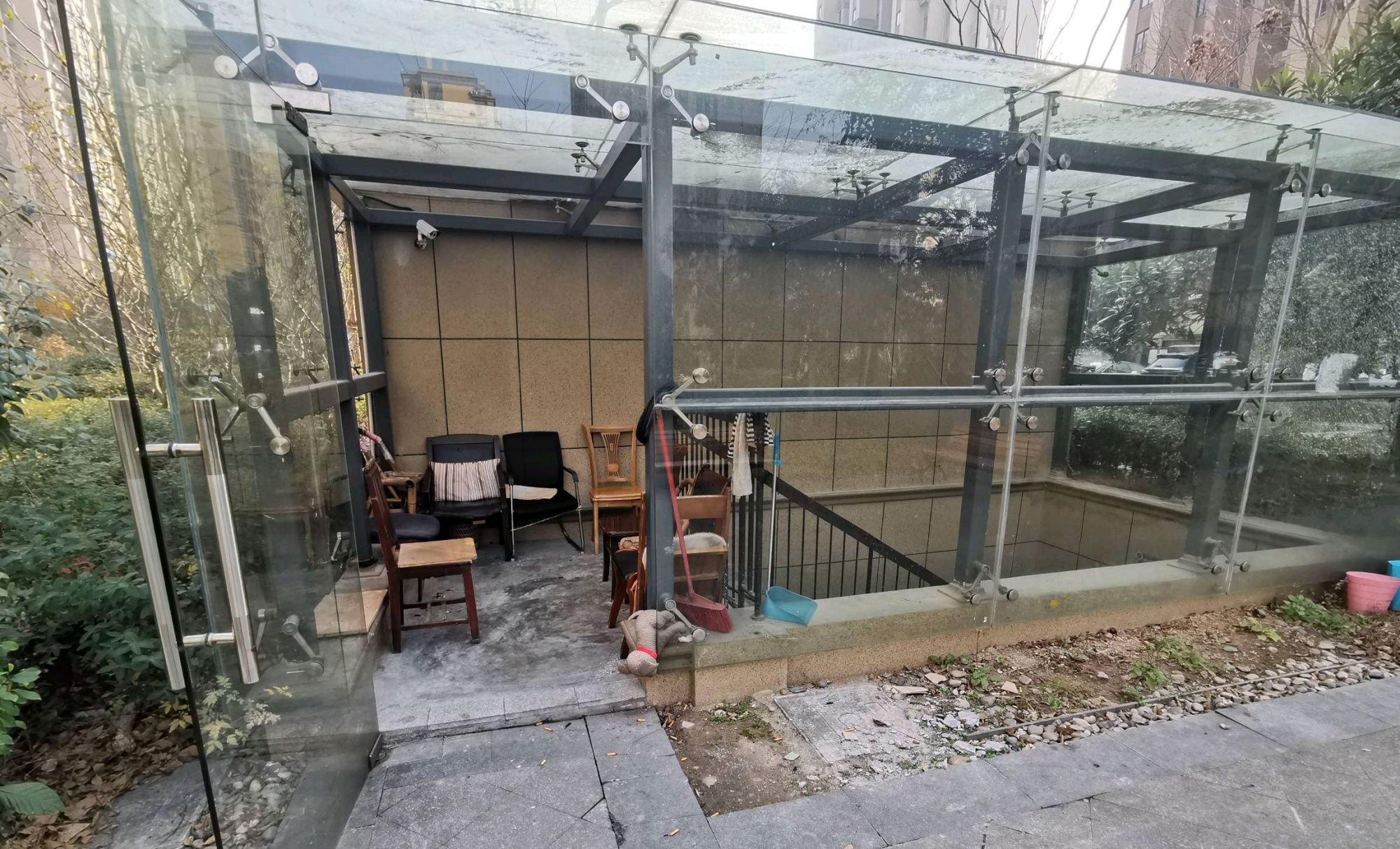 无奈之举!宁波一小区地下室楼梯口成了老年人的阳光房!