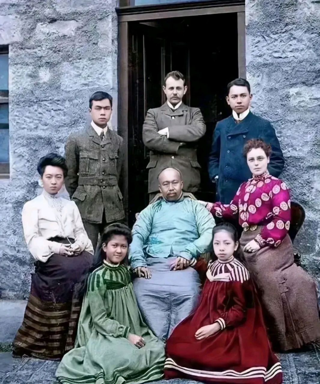 老照片欣赏:康有为在海外和老婆子女们合影!