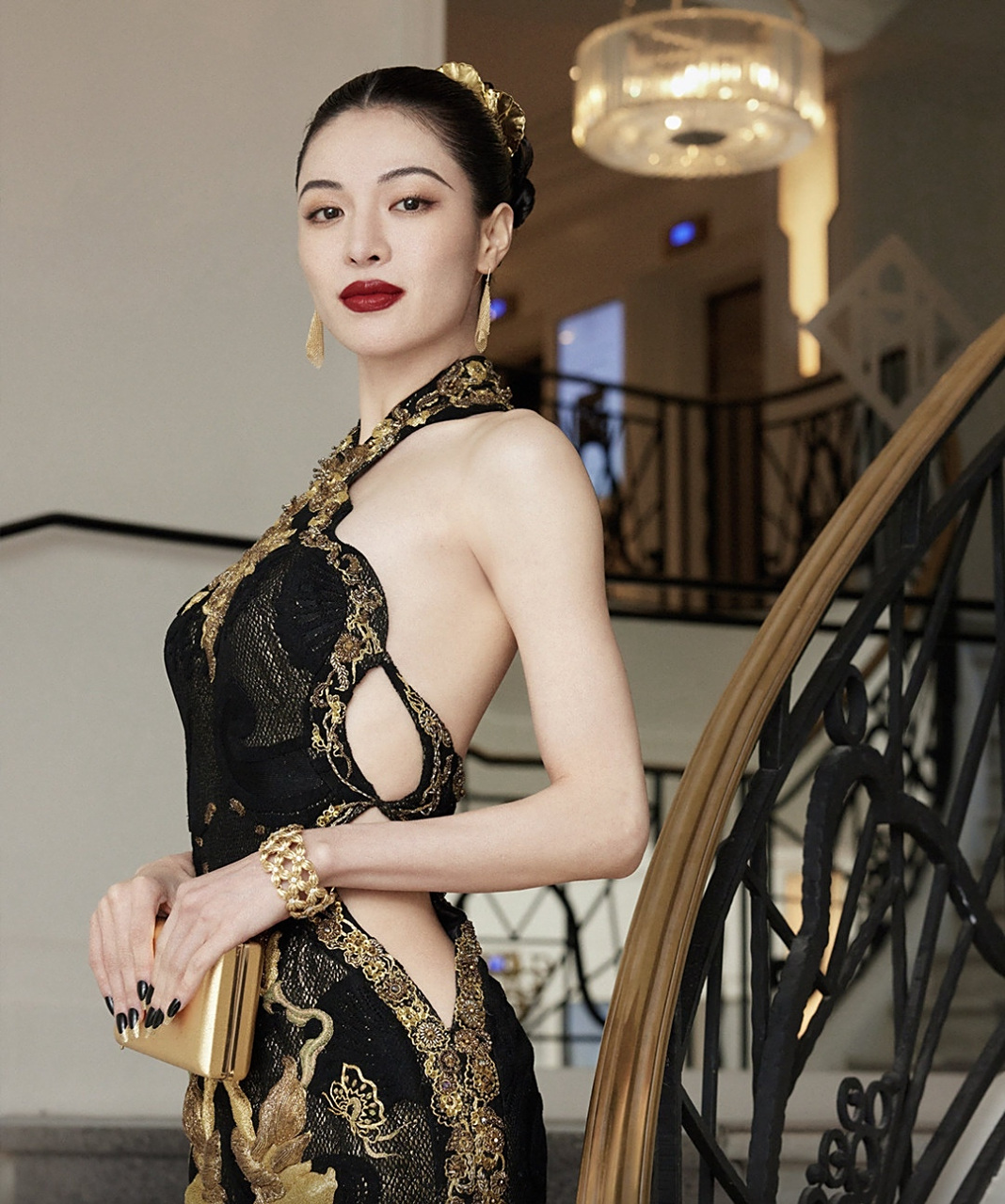 钟楚曦戛纳红毯上的东方美人# 钟楚曦首次出席戛纳红毯,一身黑金刺绣