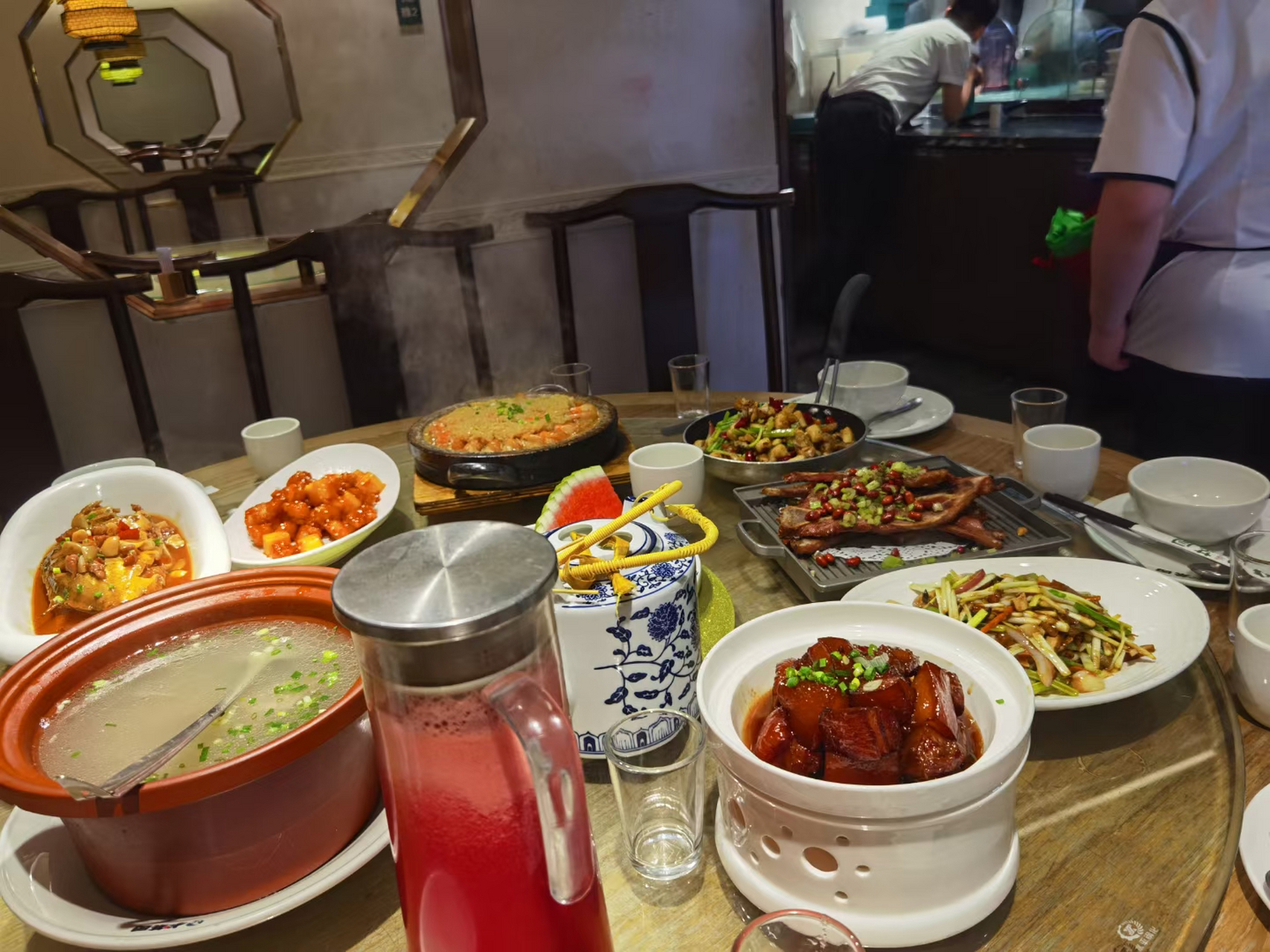 今晚和几个兄弟朋友来小菜园吃饭,色香味俱全,嘎嘎