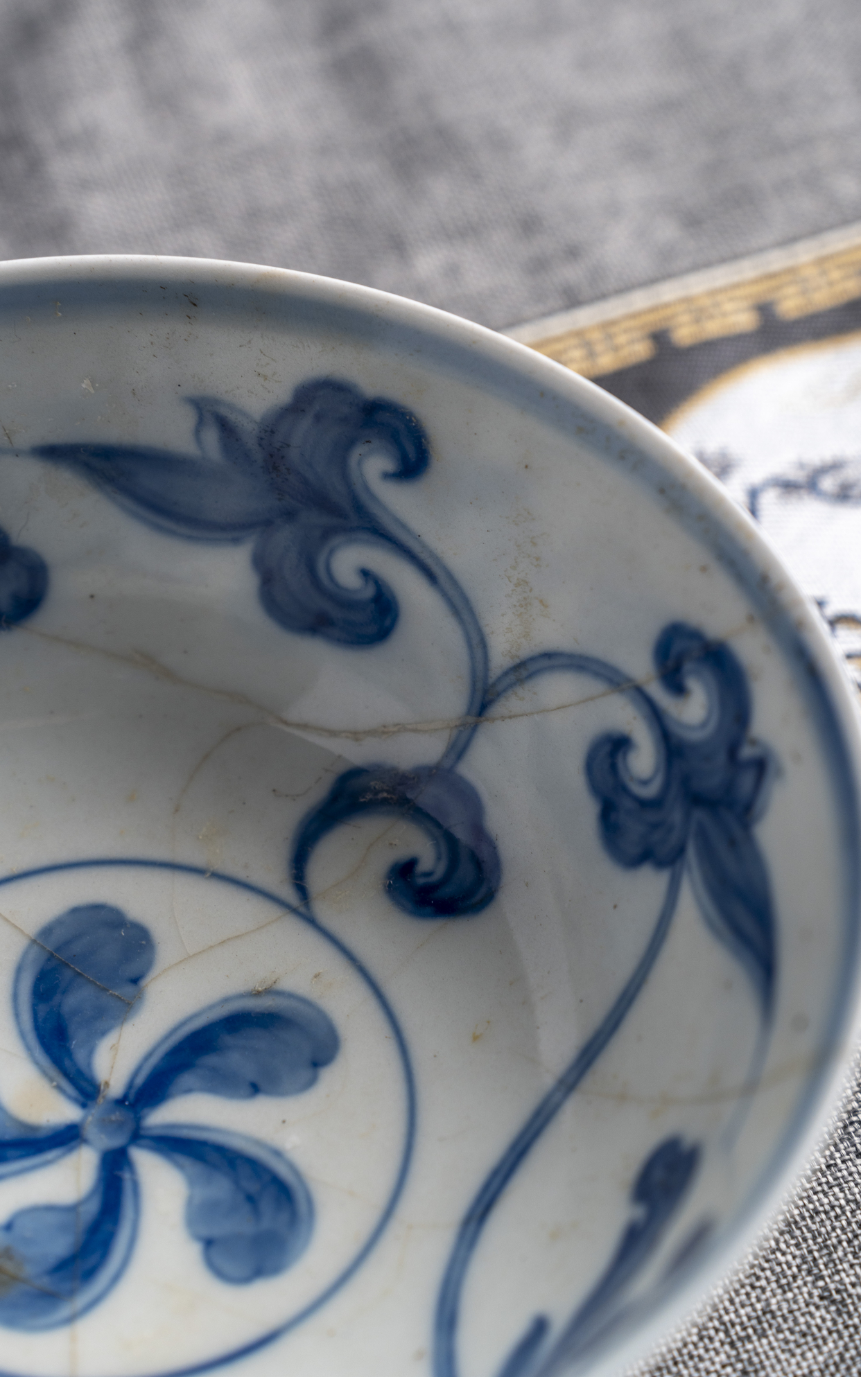 成化萱草纹宫碗