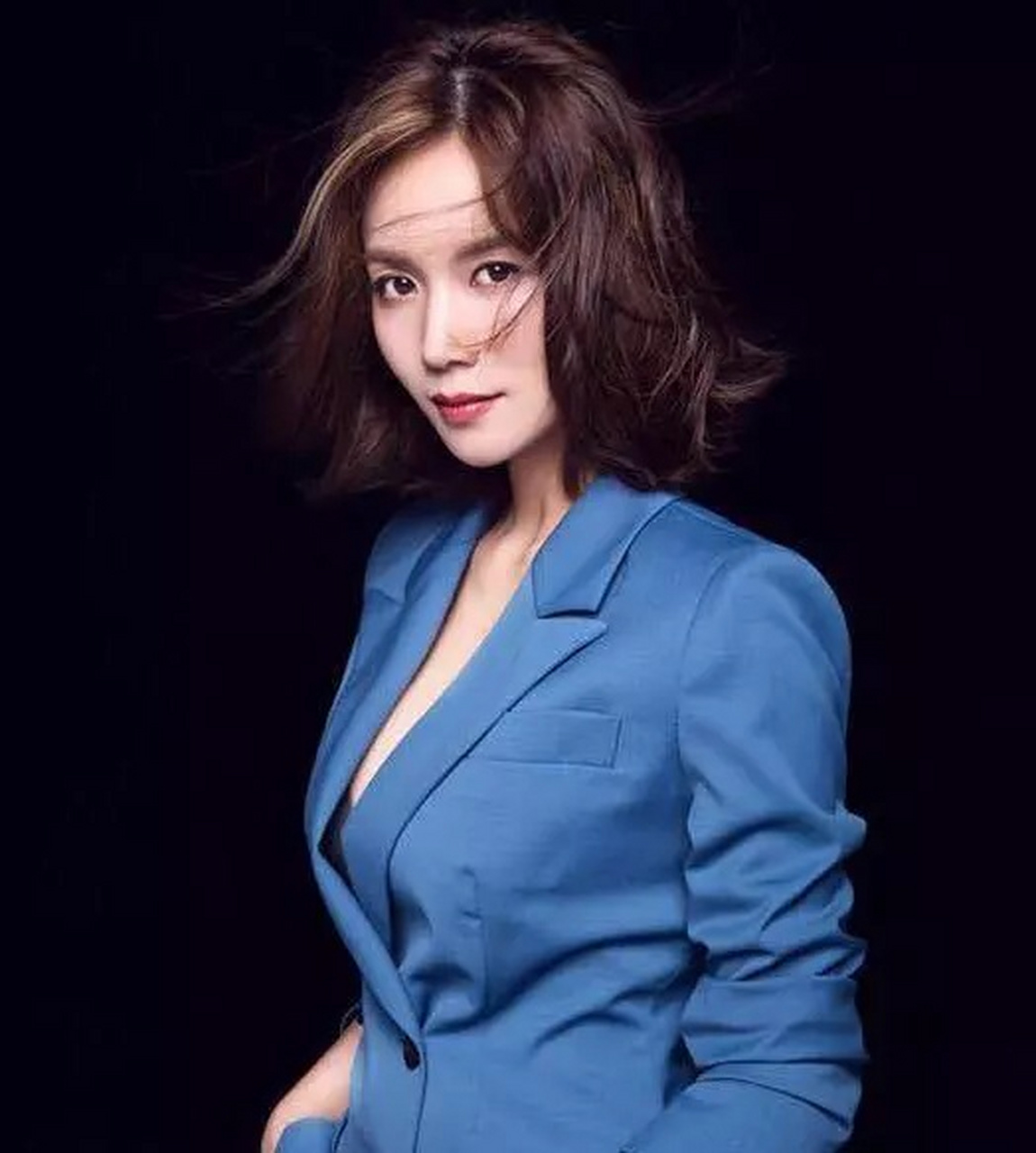 曹曦文,一个酷似刘涛的著名女星,但她又有着属于自己的的知性和通达