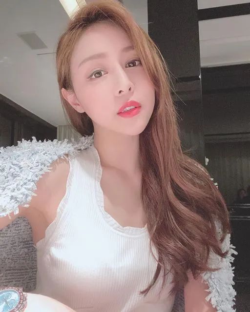 台湾网红lena,风格大胆,热辣活泼,大胆秀身材,不畏世俗目光