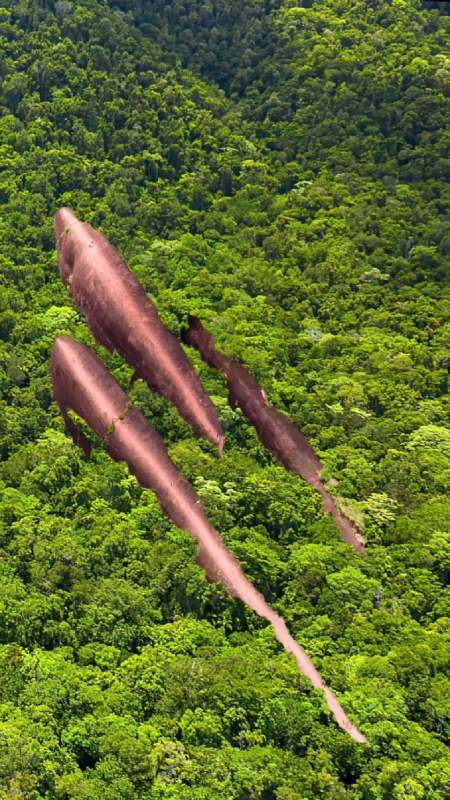 泰国汶干府狮子山国家森林保护区的三鲸岩,约7500万年前形成,称为遨游