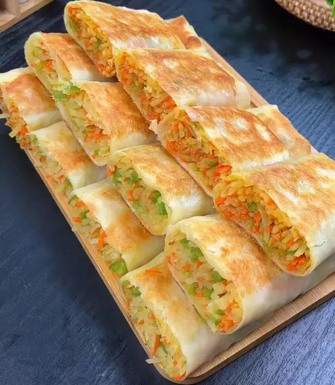 今天的晚餐,我给全家人做了脆皮土豆丝卷饼,看看想不想吃  食材:面粉