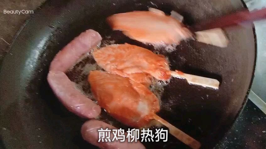 自己煎的手抓饼配上鸡柳热狗又香又好吃
