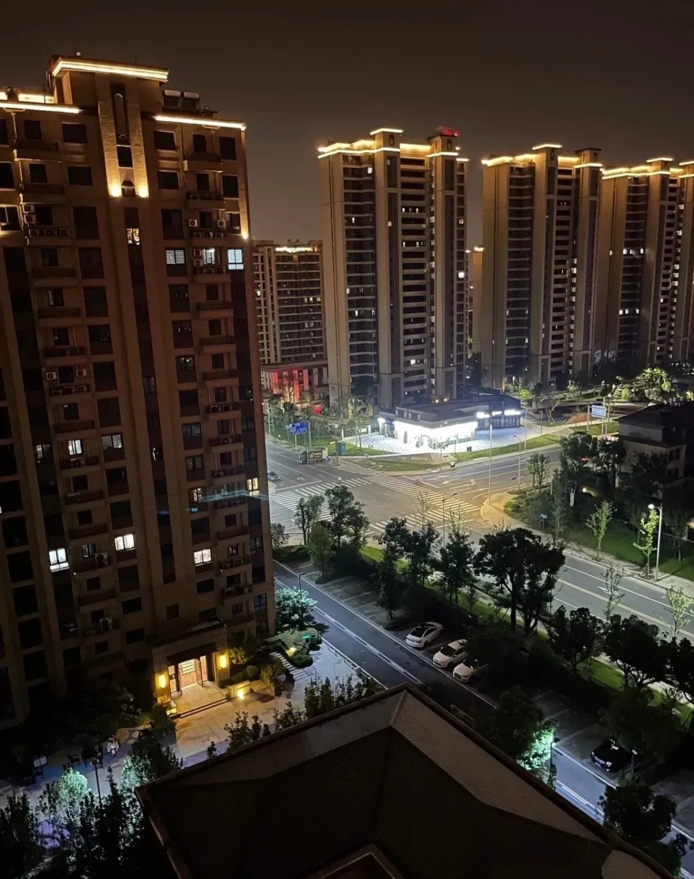 夜里小区里传来了清脆的的歌声,原来是小女孩在唱歌,唱《烛光里的妈妈