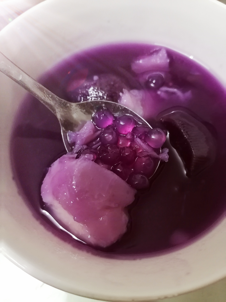 放假第一天,用家里还剩的紫薯跟香芋加上西米煮个糖水!