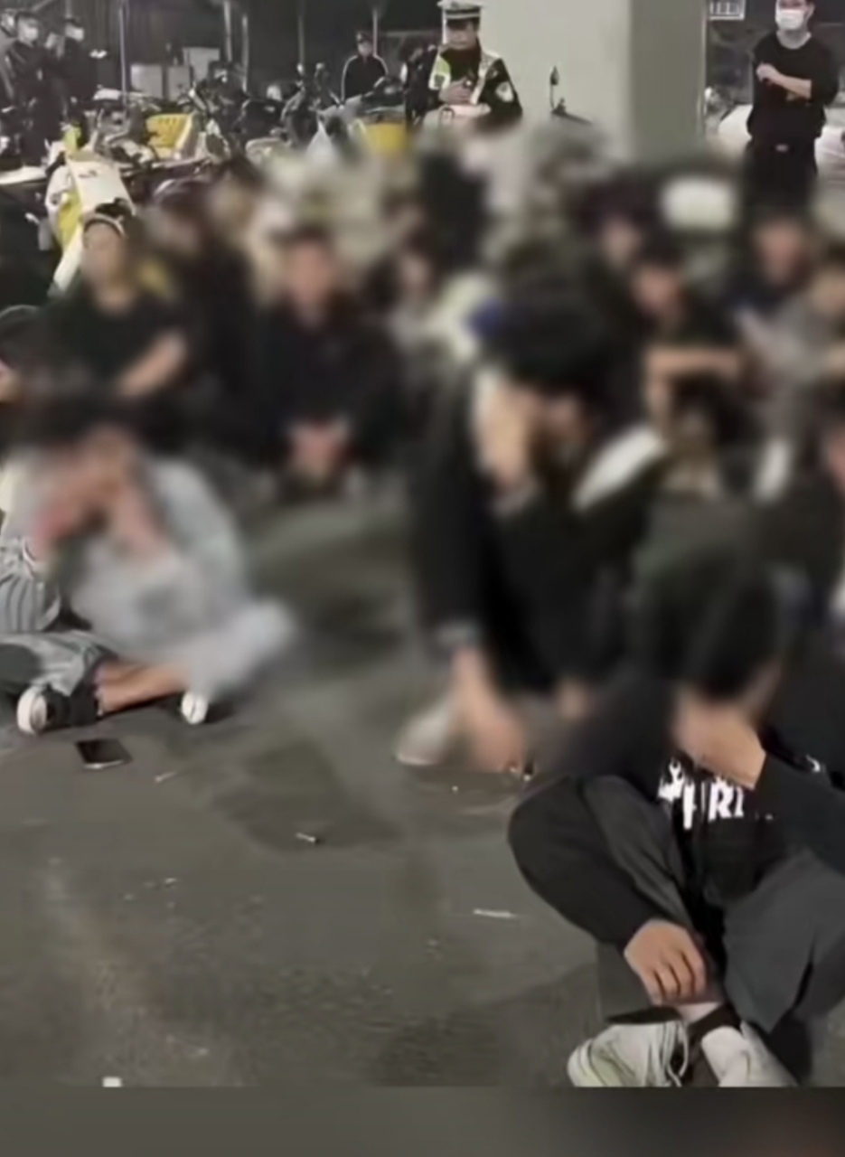 "广西鬼火少年聚众炸街,便衣民警突袭收网,查处违法嫌疑人150人".