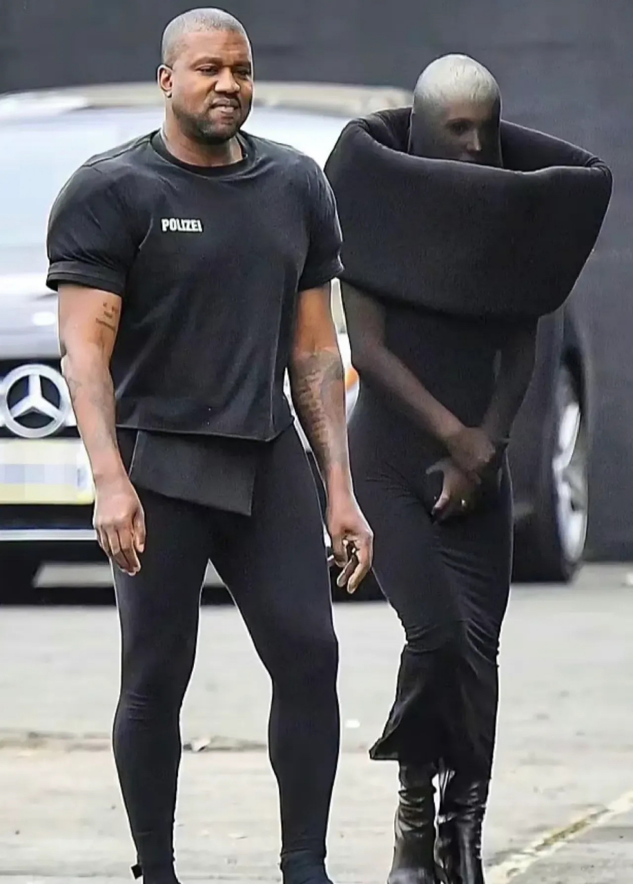 侃爷自从跟前妻金卡戴珊分开后,更是放飞自我.