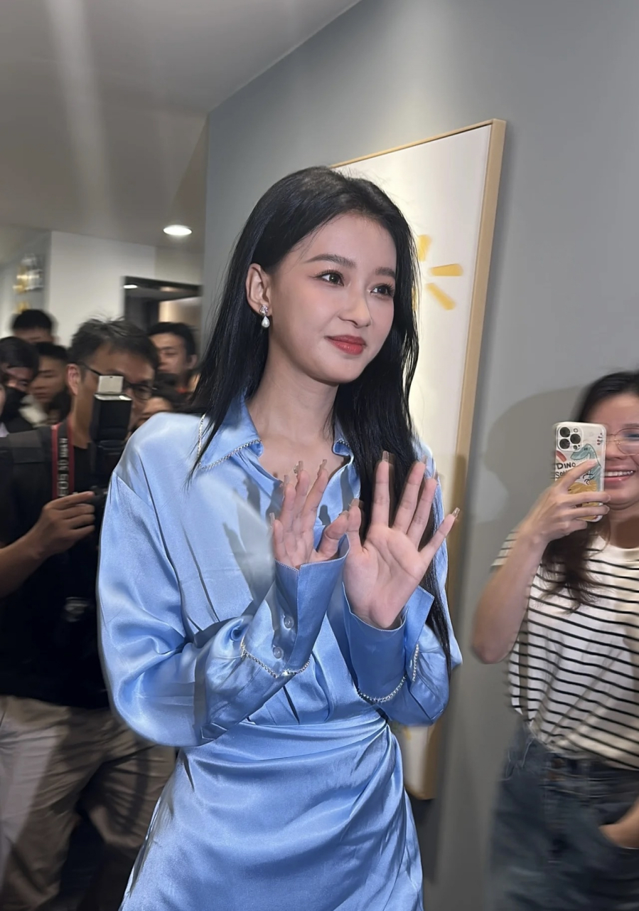 一直以为孙怡这种圆脸甜美长相的女生身材会很娇小,其实本人很高