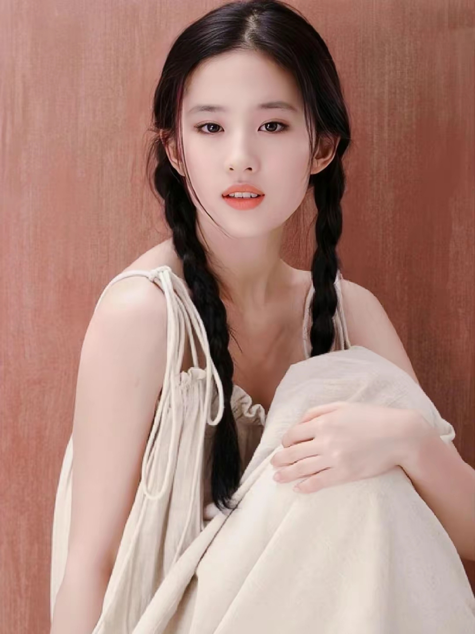 刘亦菲年轻时才叫惊艳时光,早期双麻花辫清纯写真,百看不厌  神仙姐姐