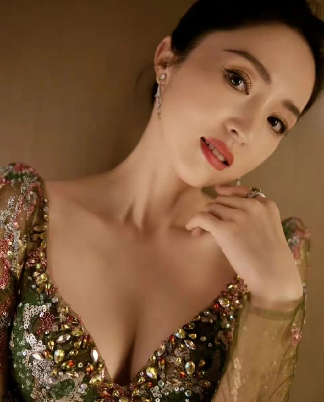 性感女星董璇身材丰满圆润,翘臀丰腴有韵味,气质高贵,魅力无穷