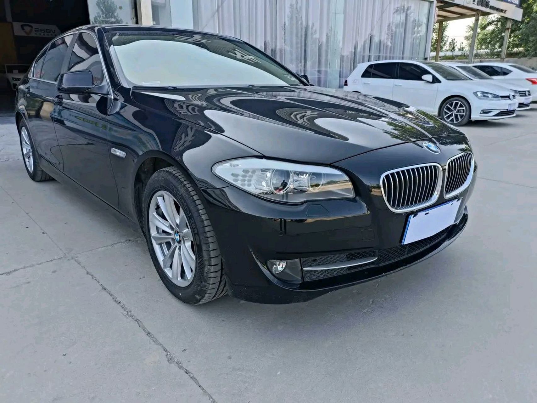 今天朋友花13万买了一台12年的宝马523li,他说直列6缸发动机,动力平顺