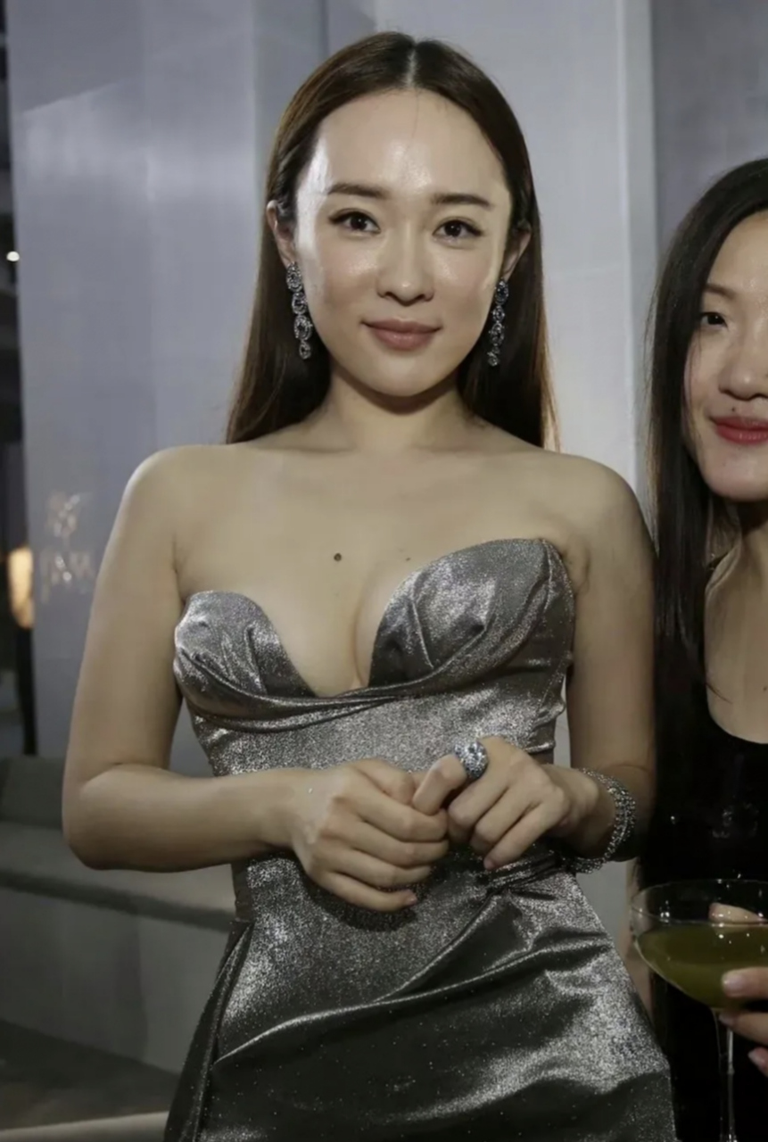 霍思燕拥有丰满的身材,曲线优美,非常吸引人的眼球.