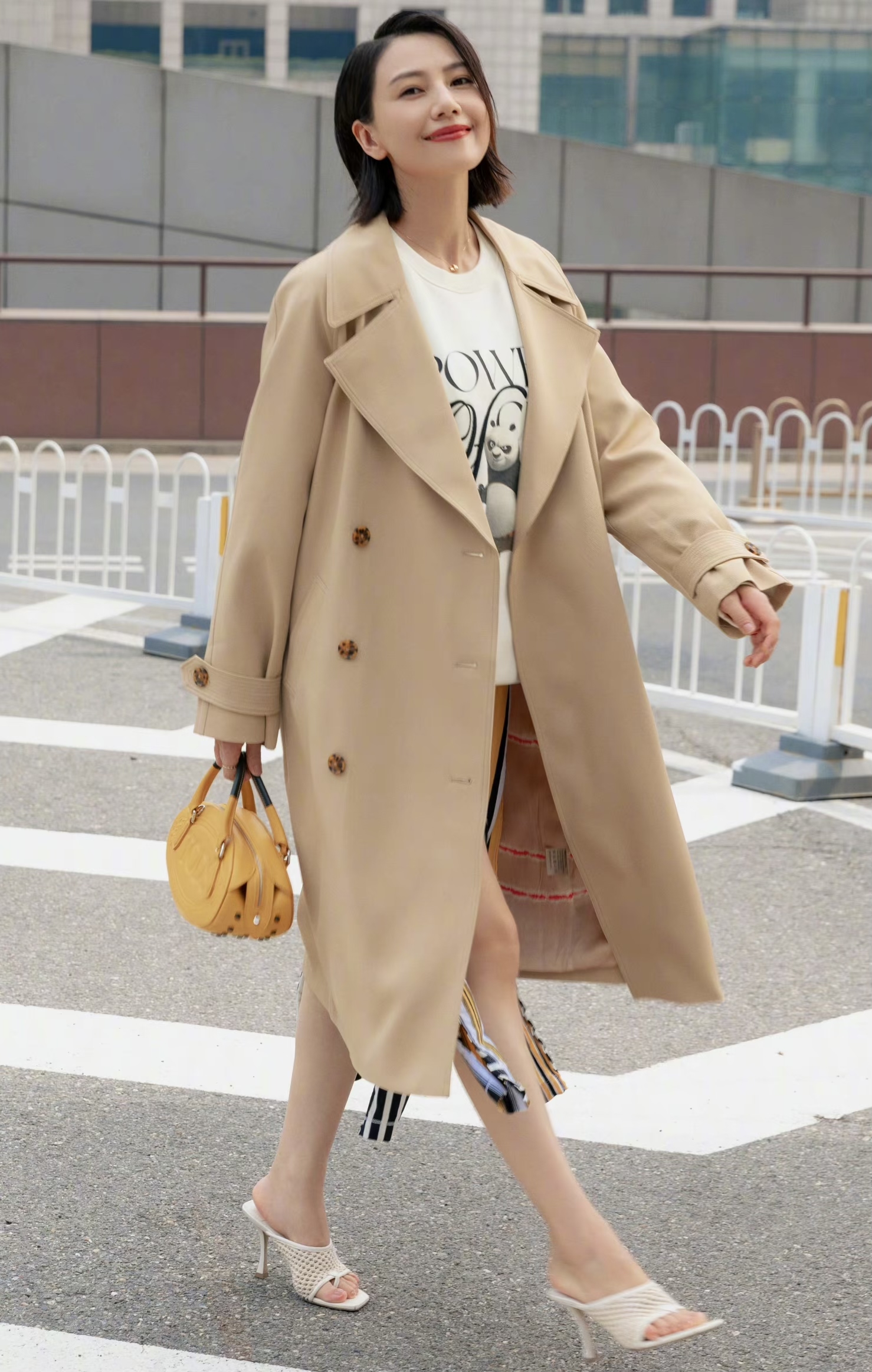 高圆圆穿搭时尚,皮肤状态超好,不像40 的人