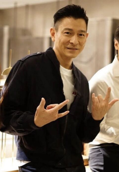 组图：久违同框！刘德华与舒淇夫妇合照曝光比同款手势感情好