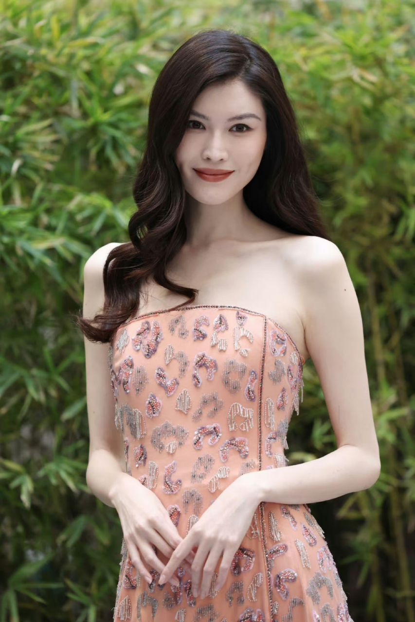 何穗活动现场美照,身材高挑迷人,太惊艳了!#养眼美女