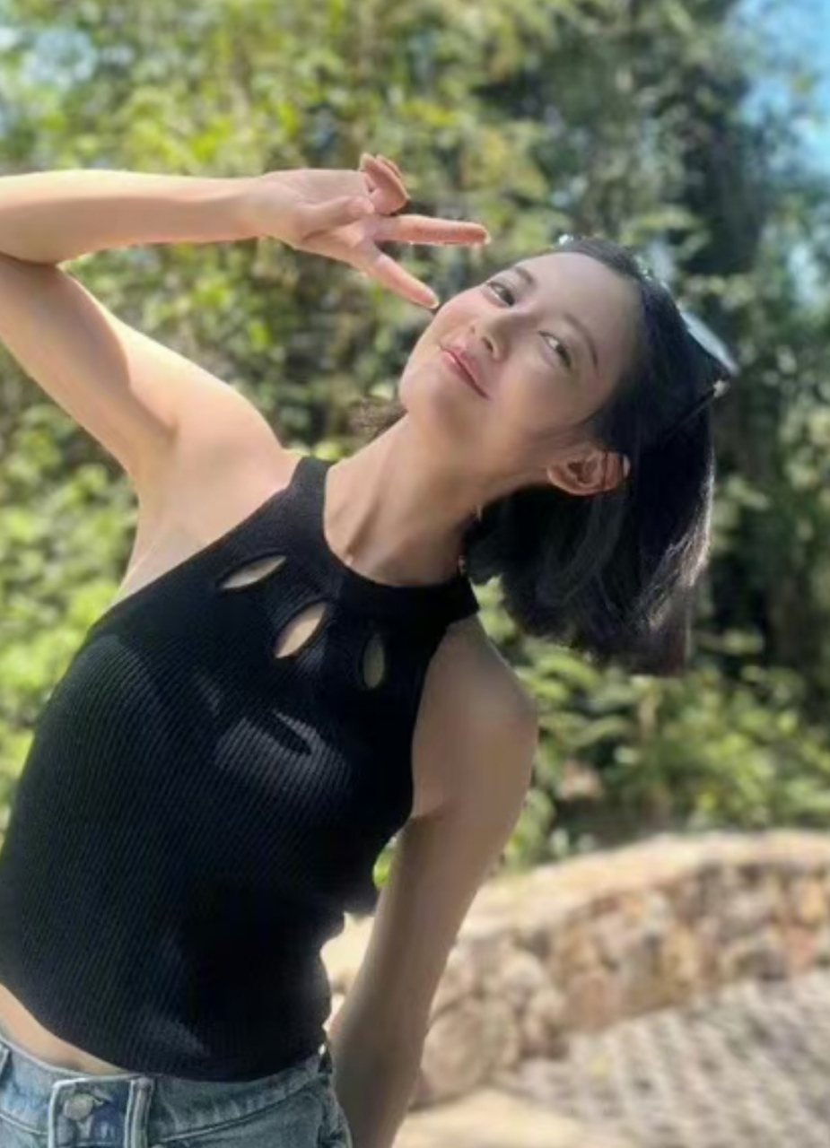 陈钰琪晒夏日自拍元气满满,不p图的时候也特别好看,回头时脖子上的