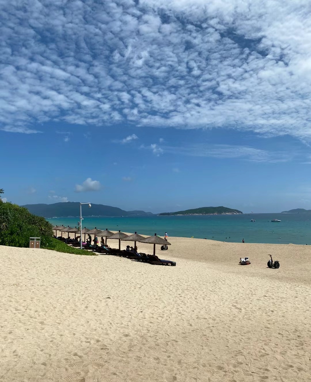 亚龙湾美丽的风景吸引了无数游客的到来,给人们带来了快乐和记忆