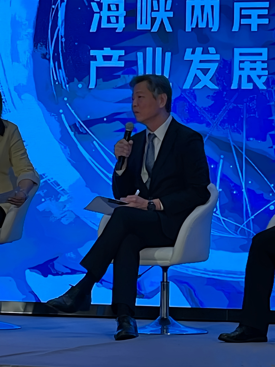 赖岳谦教授和周玉琴主播上海行记录 周玉琴主播昨天晚上更新状态,说陪