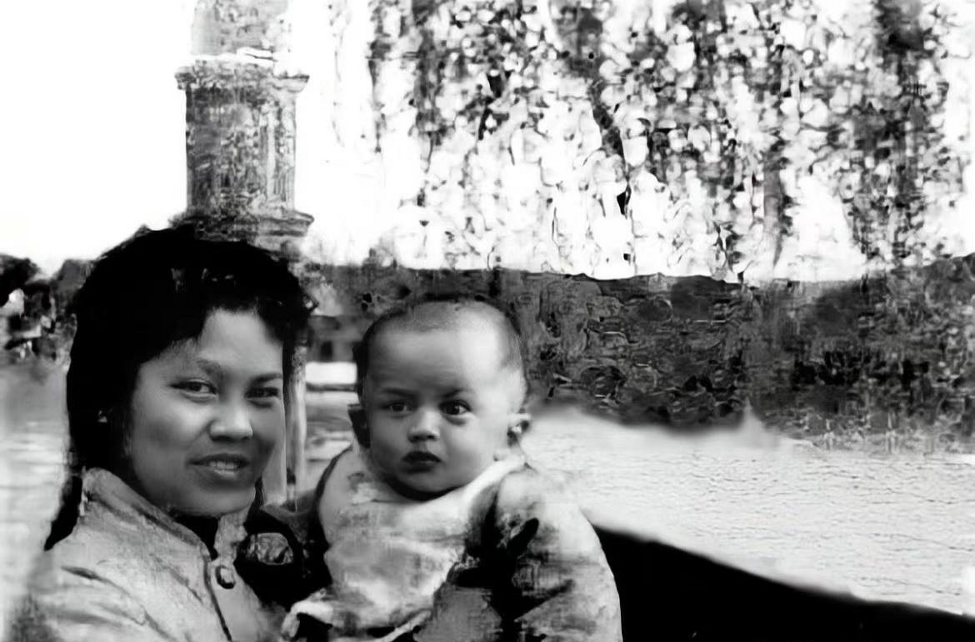 马云小时候和妈妈的照片,这小眼神一看就不一般[笑哭][笑哭][笑哭]