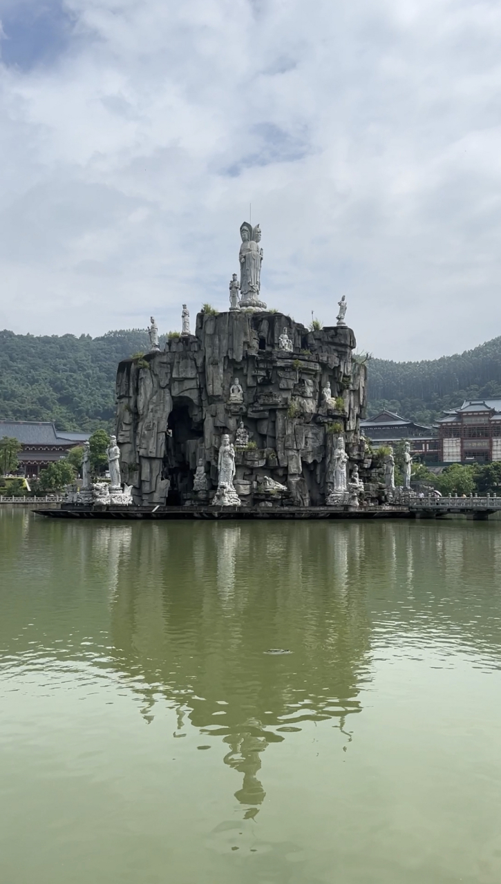 打卡祈愿胜地#  端午去了福州旗山万佛寺,大雄宝殿本身就是很美香火