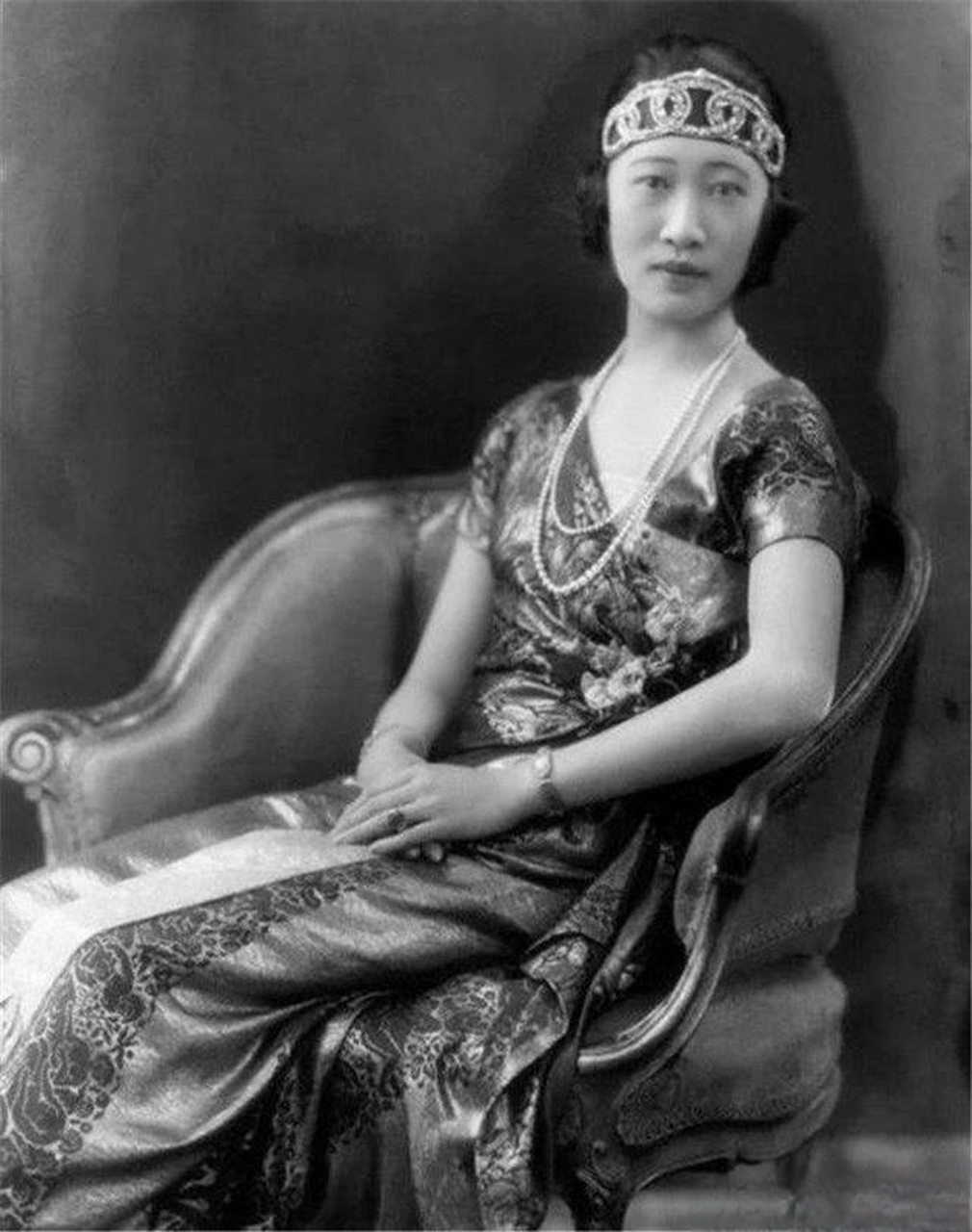 1956年,黄蕙兰半夜醒来竟发现丈夫顾维钧悄悄闪进严幼韵的房间.
