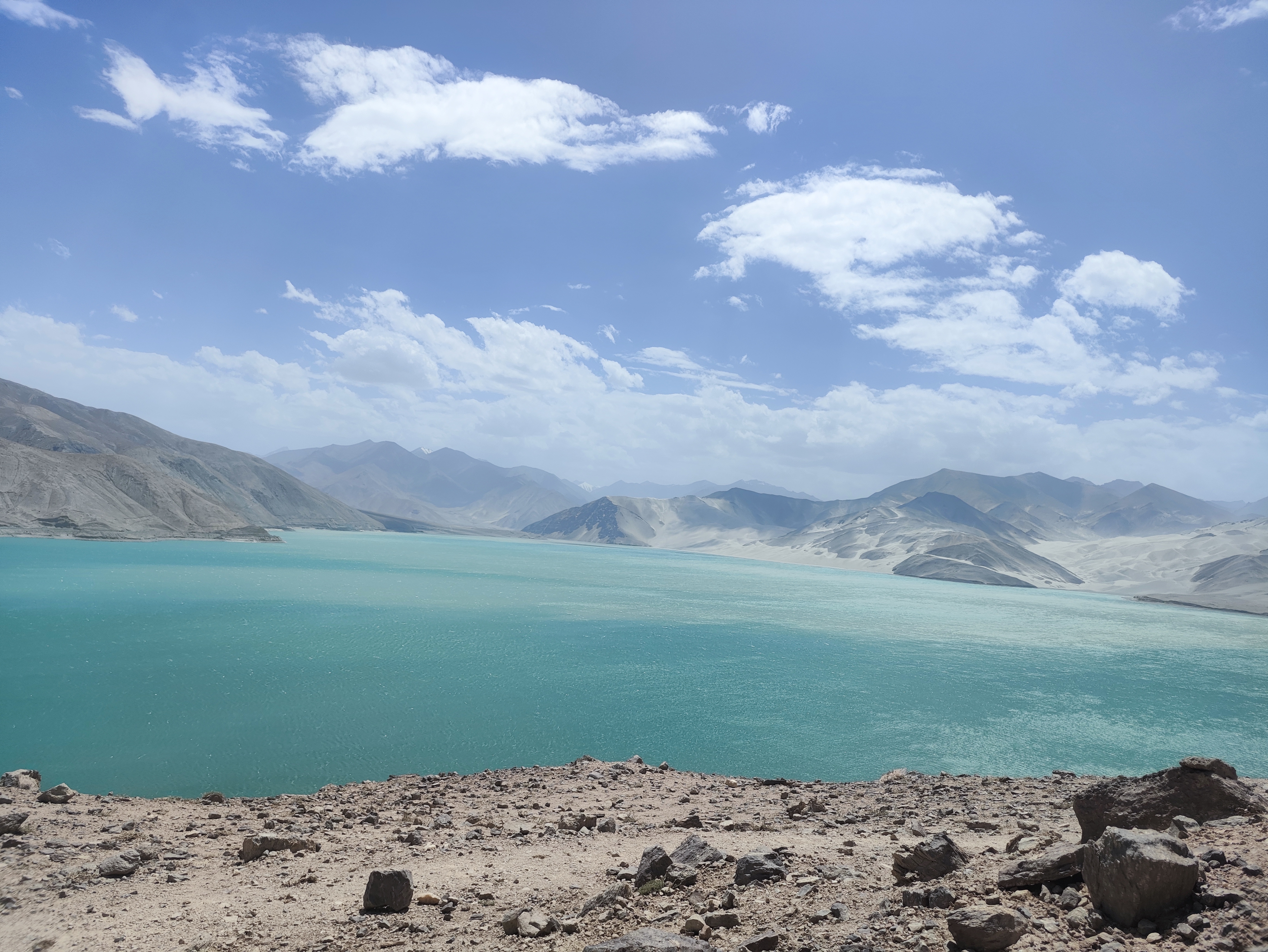 阿克陶县白沙湖,位于国道314的旁边,从奥依塔克冰川公园沿国道3141路