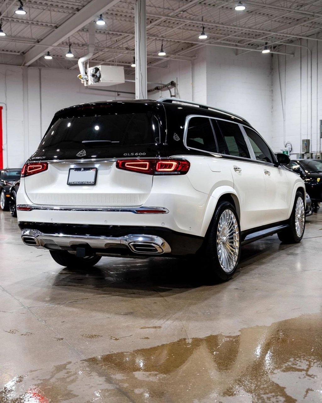 迈巴赫gls600还是个黑白双拼的车型,这个你能受的了吗?小高侃车