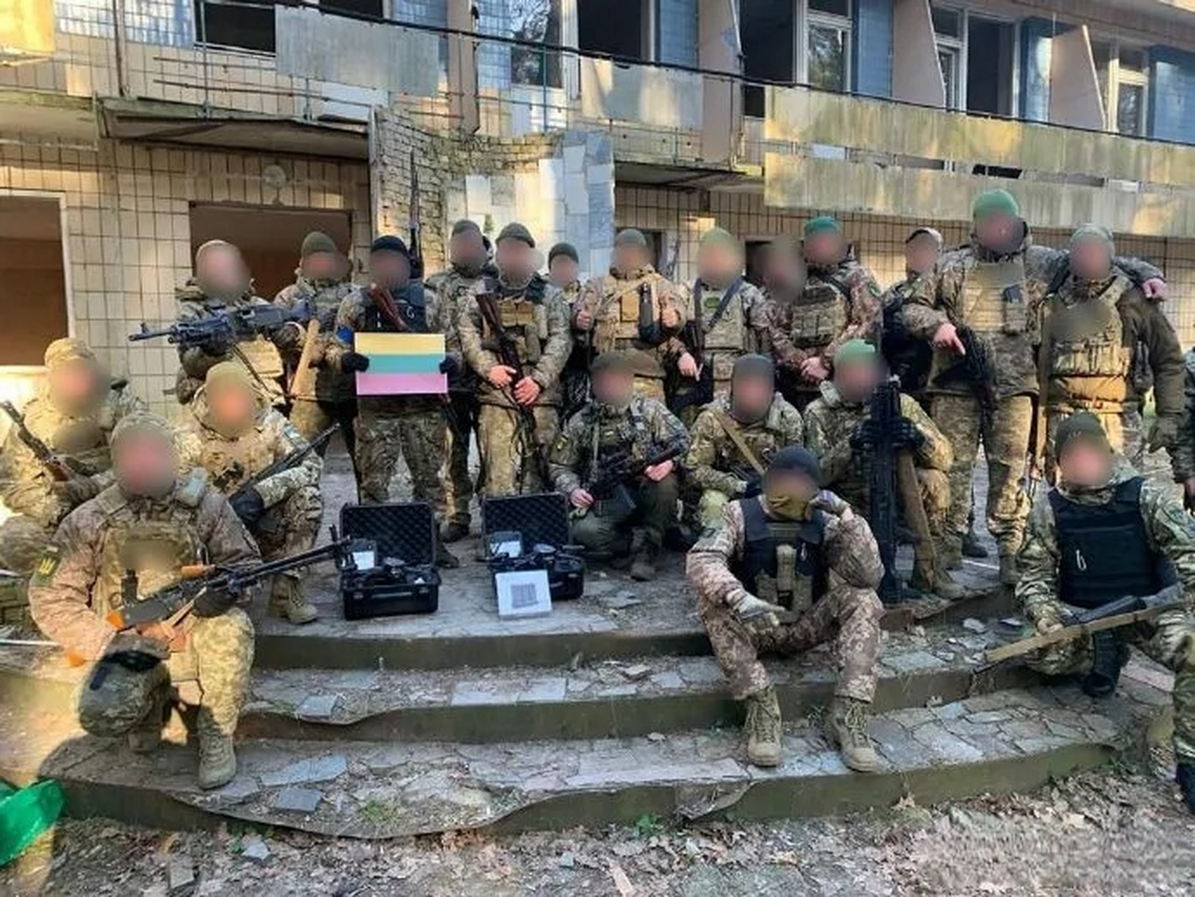 立陶宛雇佣兵在4月2日,公开了在巴赫穆特"绞肉机"战区参战的合影画面