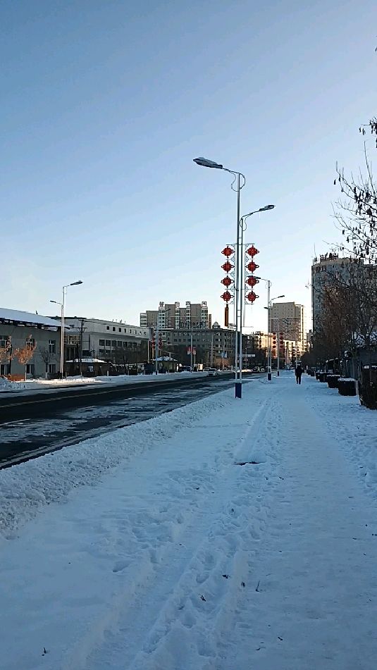 东北黑龙江省县城冬天下午的阳光好暖和,地上的雪还没有化掉,踩在上面