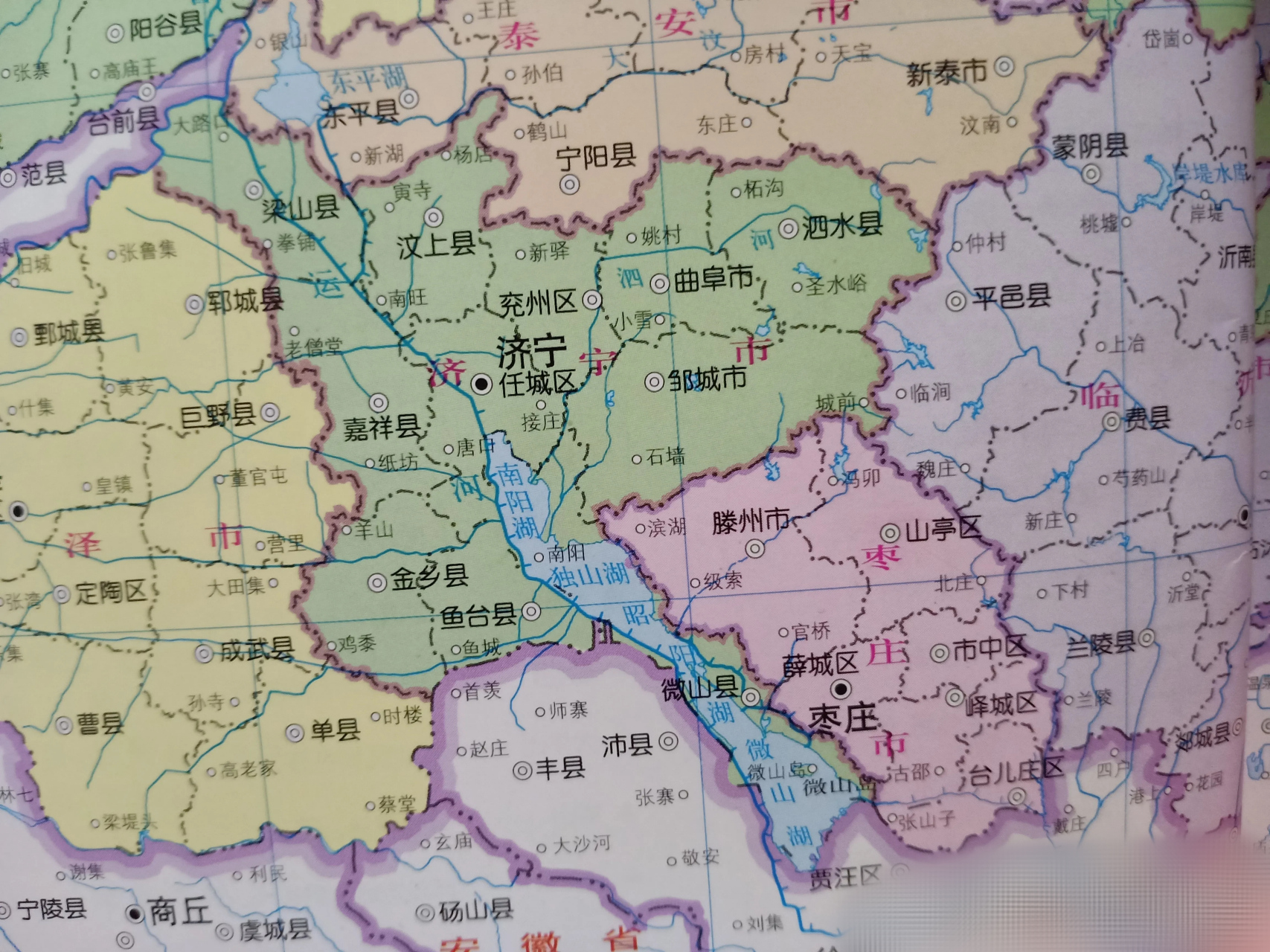 邹城市比香港大多了.香港面积1106平方公里,人口750万.