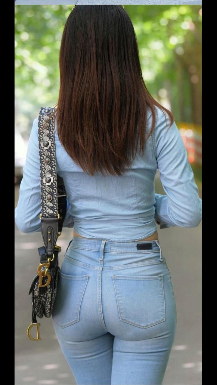 性感的紧身牛仔裤美女往往是从背影看时是最迷人的