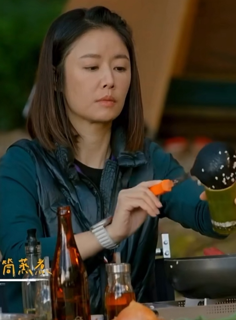 林心如参加综艺录制,年龄大了法令纹也变明显了,鼻子感觉比年轻时候窄