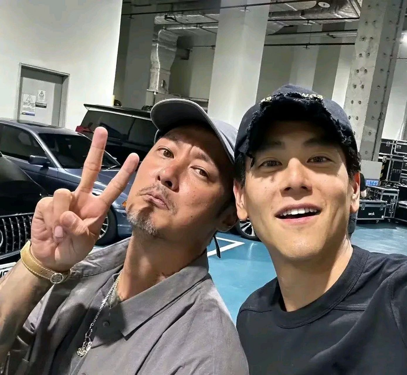 余文乐81年,彭于晏82年,这么一对比,像父子.[笑哭]