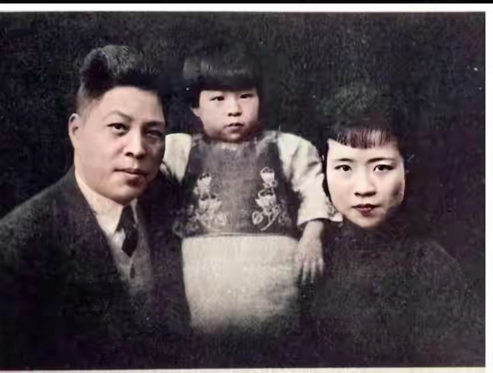 这是1933年,湖北汉口,蒋鼎文和妻子蔡文媛,女儿蒋佩衡,一张罕见的留影