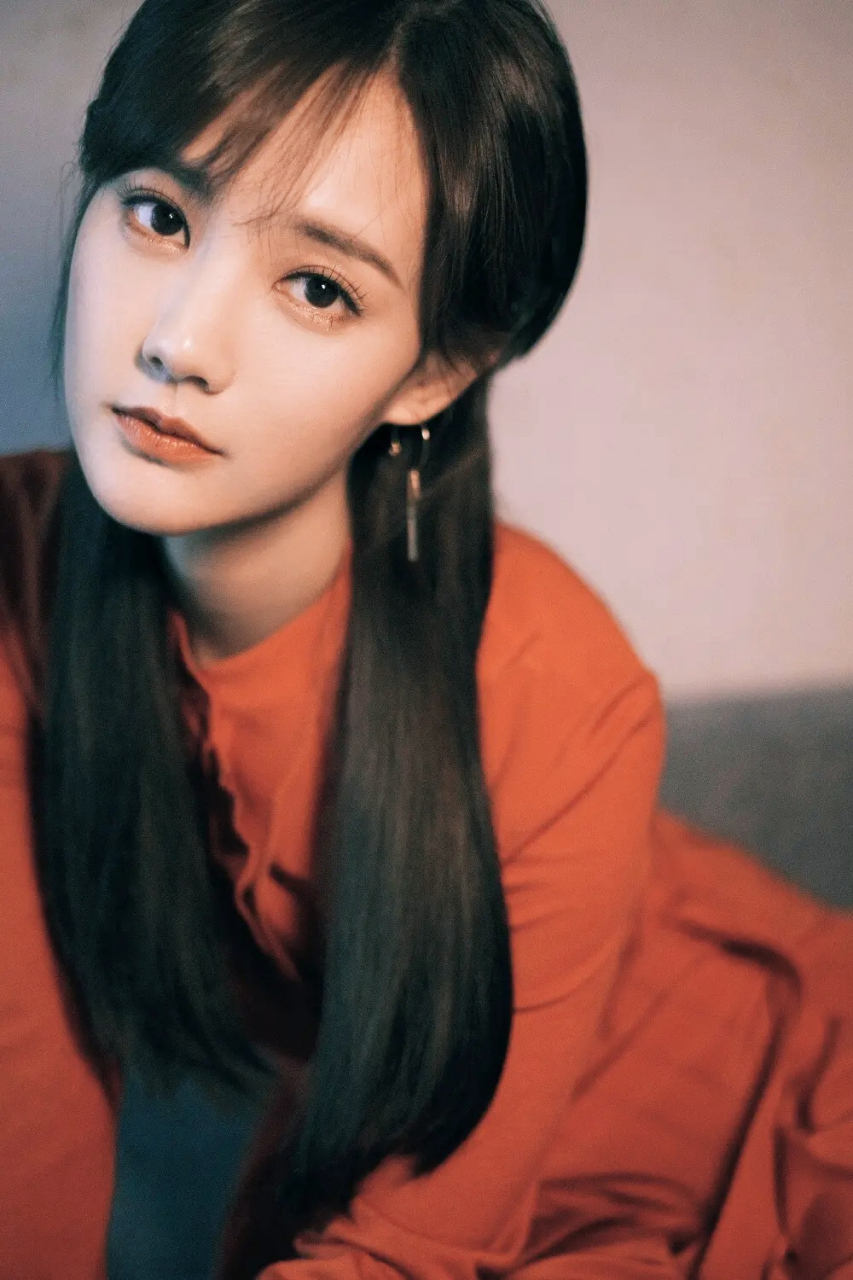 李一桐是一位中国内地的影视女演员,因为长相甜美,性格温柔可爱而受到