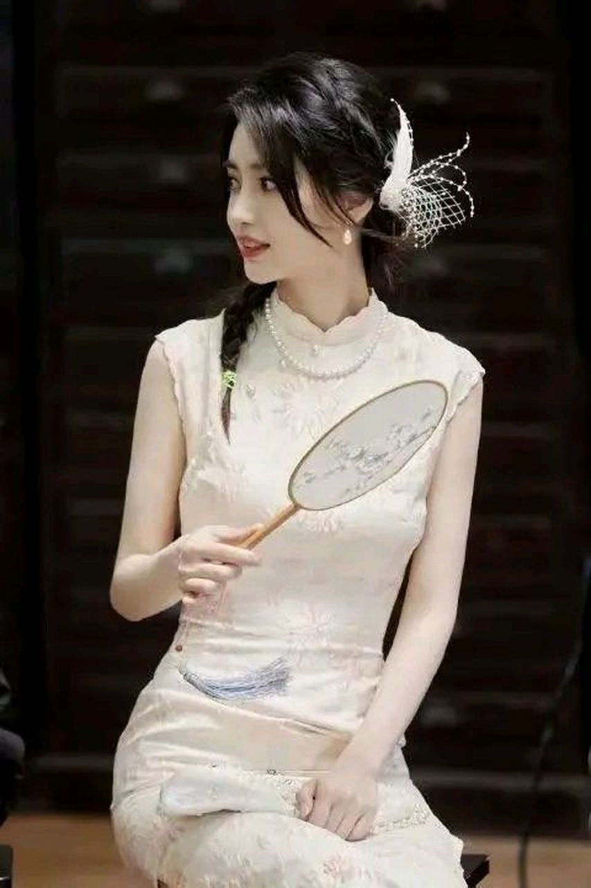 angelababy也太瘦了吧,穿最小码的旗袍背后用别针收腰,后面看真是挺