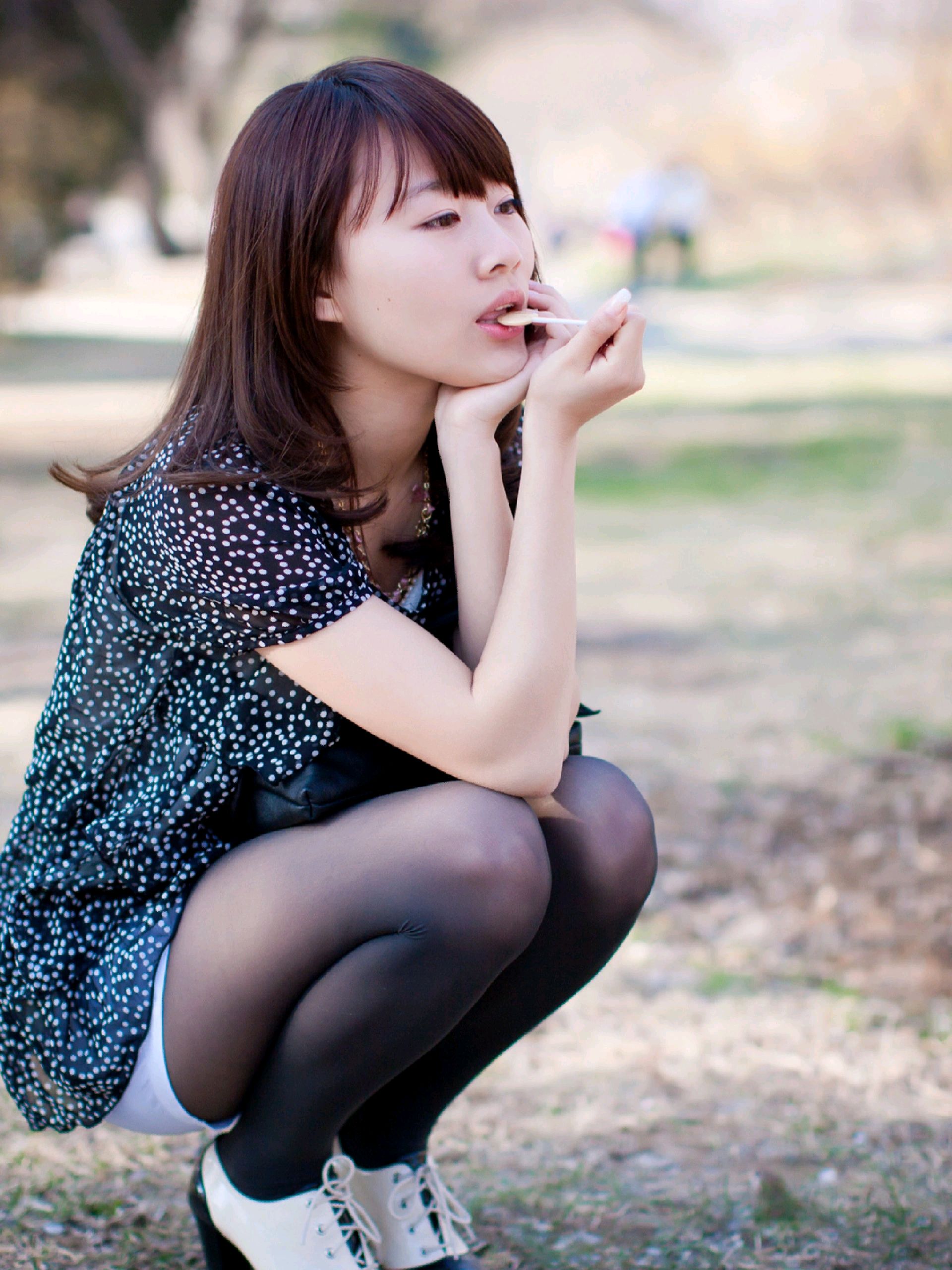 黑色连裤袜与时尚高跟鞋的完美搭配,展现轻熟女的独特魅力