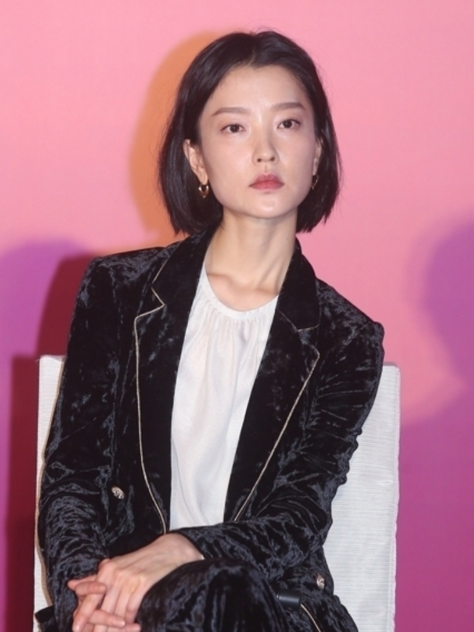 杜鹃的气质在演艺界是一个独特的存在,一张脱俗的脸,像是夜空中的冷月