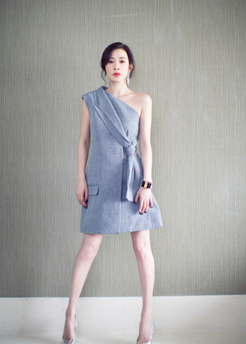 48岁佘诗曼近照状态太好了!穿一袭白色吊带裙,港风女神依旧靓!