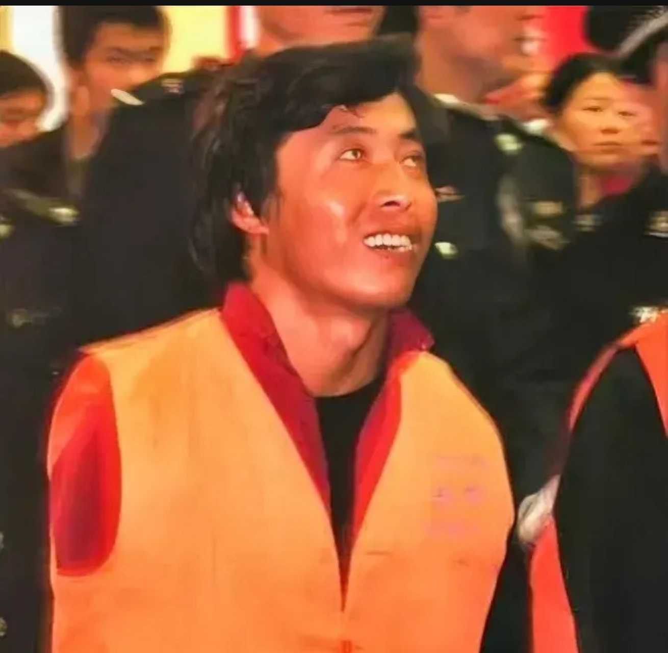2003年,甘肃兰州,"抢劫犯"李元杰被法官宣判为死刑时,拍下的一张照片