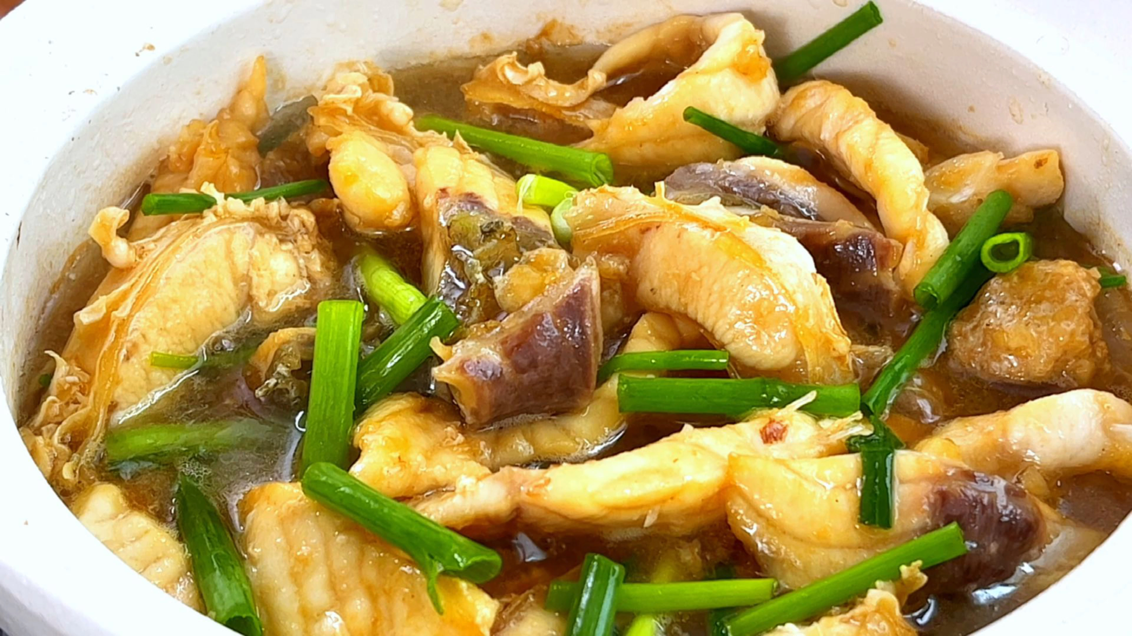 砂锅生焗脆肉鲩，好吃到舔锅的那种，鱼肉爽脆弹牙，天天吃也不腻