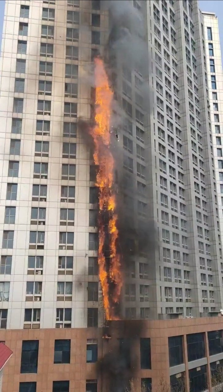 3月9日,河北石家庄繁华地段的众鑫大厦发生火灾,大厦过火面积大,幸好