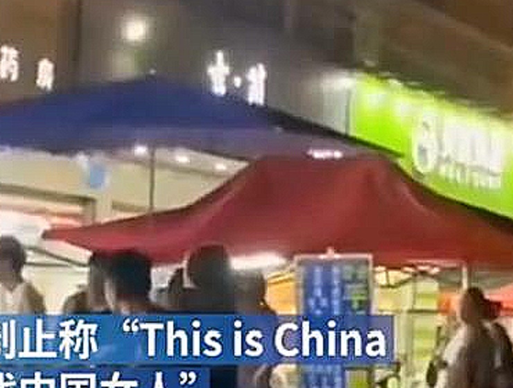 安徽阜阳:外籍黑人男子,双腿支在电动车上对着她一番比划